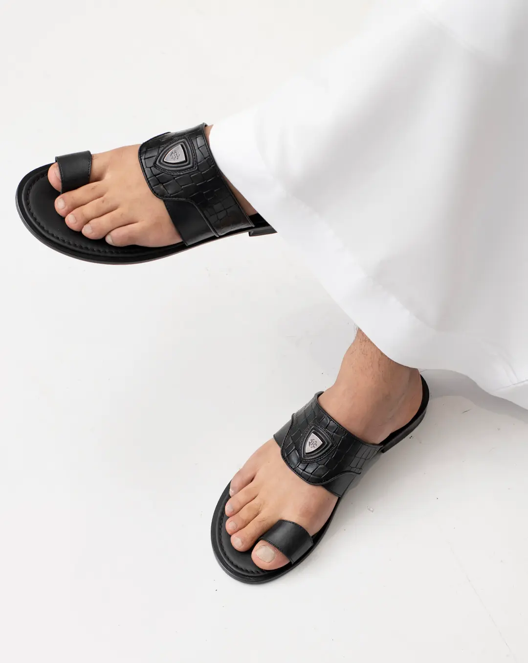 Chic Finger-Style Leather Slippers